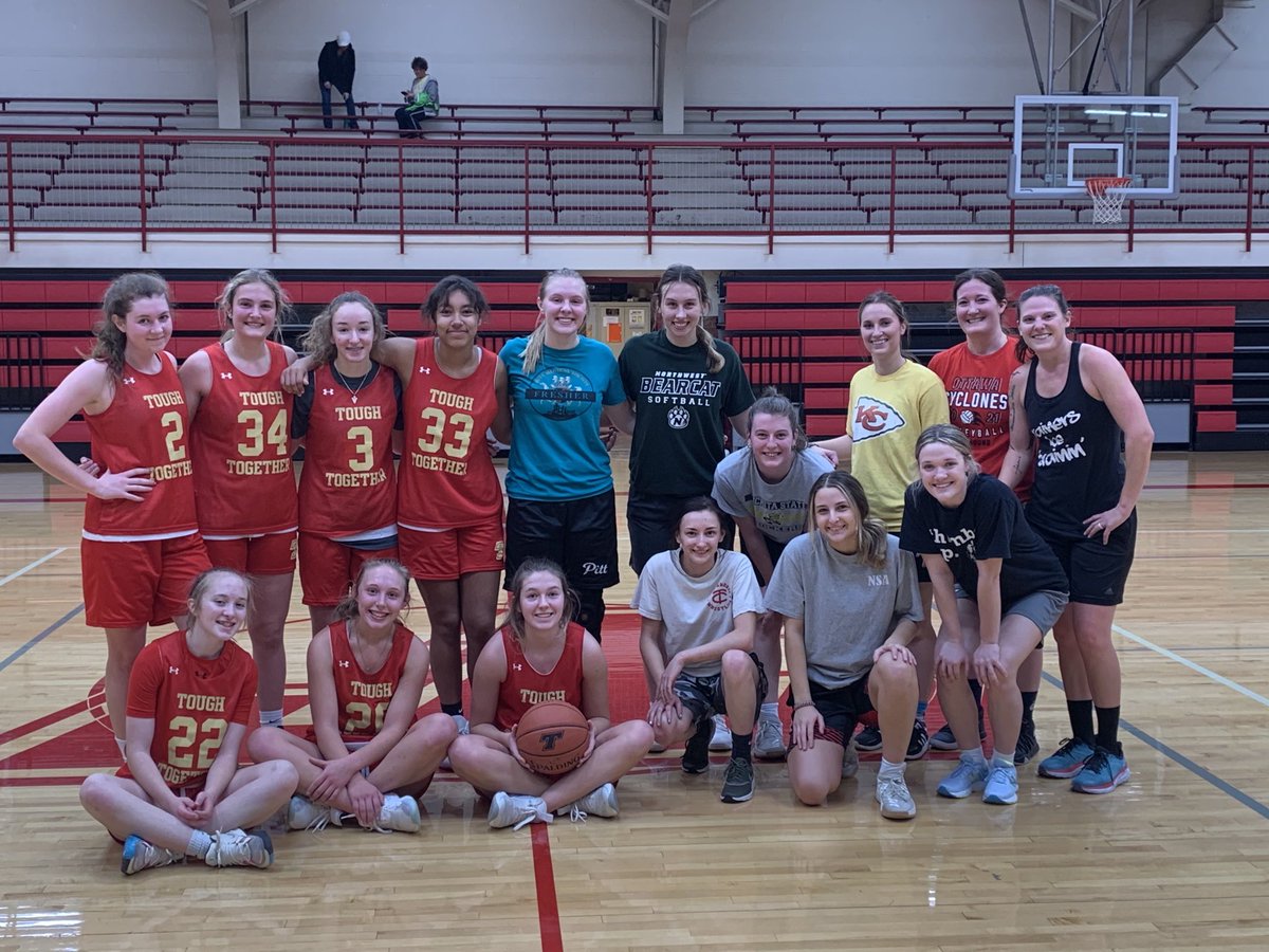 CoachLoomis's tweet photo. Alumni game ✅! Always one of the best days seeing our former players! Ready to see what the new year brings for our ‘21-‘22 team. https://t.co/RriqKkopfb