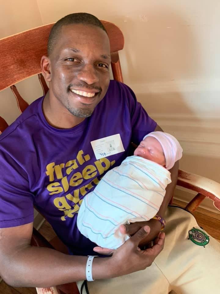 jamjamwalton's tweet photo. See ya ✌🏾 2021! I’m grateful and thankful for my faith, family and friends. 
New Baby (#KrewMinkah)
New Job (Go Huskies)
New State (Hello Washington)
New Memories 
#jambeingjam https://t.co/4Pi9ZmYVVT