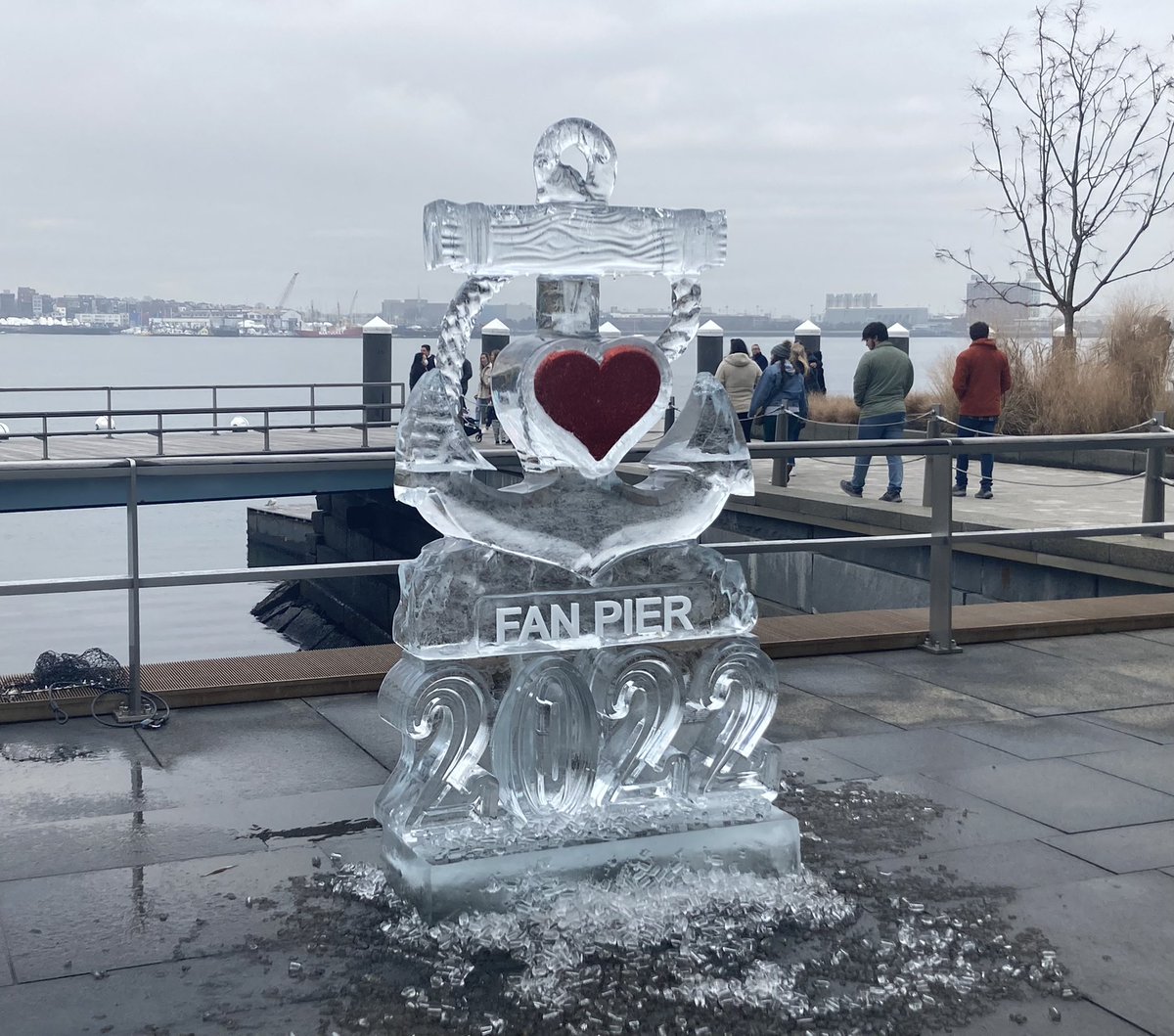 tom_ready's tweet photo. Looking good @EnvoyBoston @FanPierBoston @BostonHarborNow #HAPPYNEWYEAR #seaport https://t.co/uUqH0hfgVJ