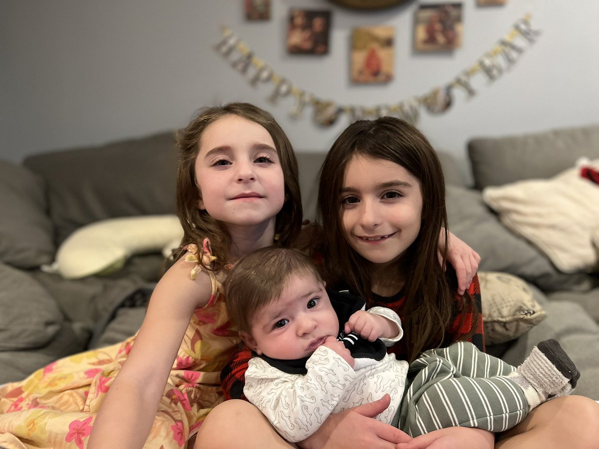 CoachRobEDU's tweet photo. Wishing everyone a Happy New Year from my girls and new nephew/godson! 🎊🍻

#TheGodfather #TheRobFather #HAPPYNEWYEAR #2022NewYear #Happiest #winterbreak https://t.co/OBbjRvuWty