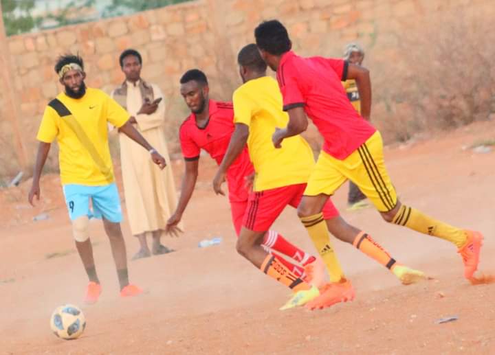 GedoSports's tweet photo. Kulan ciyaaredka galabta oo lagu sogoontinayay gud/k/c/ Gobalka Gedo @Mohamedabi222

Gudoomiyaha oo ina mudo ah howlo shaqo ujoogay magalada garbaharey ee xarunta gobalka gedo, iyadoo galabta ciyaar sogoontin ah loogu sameeyay.
@AstaanSports @Ali_Juba3 @SomaliFA https://t.co/VCs6DdC8Pi