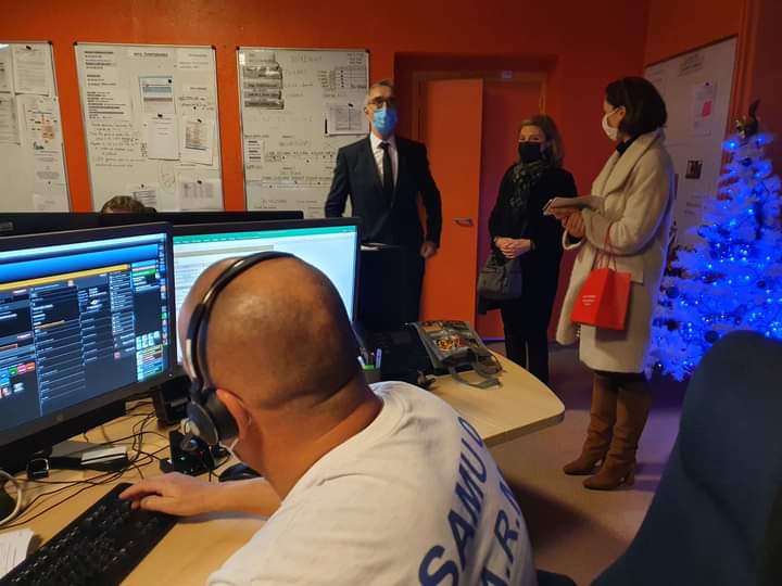 CHMOULINSYZEURE's tweet photo. Ce soir, M. Treffel, @Prefet03 est venu présenter ses vœux à nos équipes du #samu03 et des #Urgences accompagné par Mme Garo, Directrice du @CHMOULINSYZEURE  #merci 
Pensée chaleureuse pour l'ensemble de nos professionnels mobilisés en ce soir de réveillon
#FIERSDENOSEQUIPES 💙💚 https://t.co/6lez9iUo7B