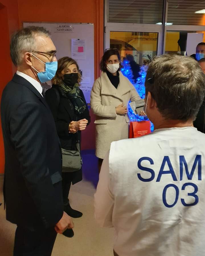 CHMOULINSYZEURE's tweet photo. Ce soir, M. Treffel, @Prefet03 est venu présenter ses vœux à nos équipes du #samu03 et des #Urgences accompagné par Mme Garo, Directrice du @CHMOULINSYZEURE  #merci 
Pensée chaleureuse pour l'ensemble de nos professionnels mobilisés en ce soir de réveillon
#FIERSDENOSEQUIPES 💙💚 https://t.co/6lez9iUo7B