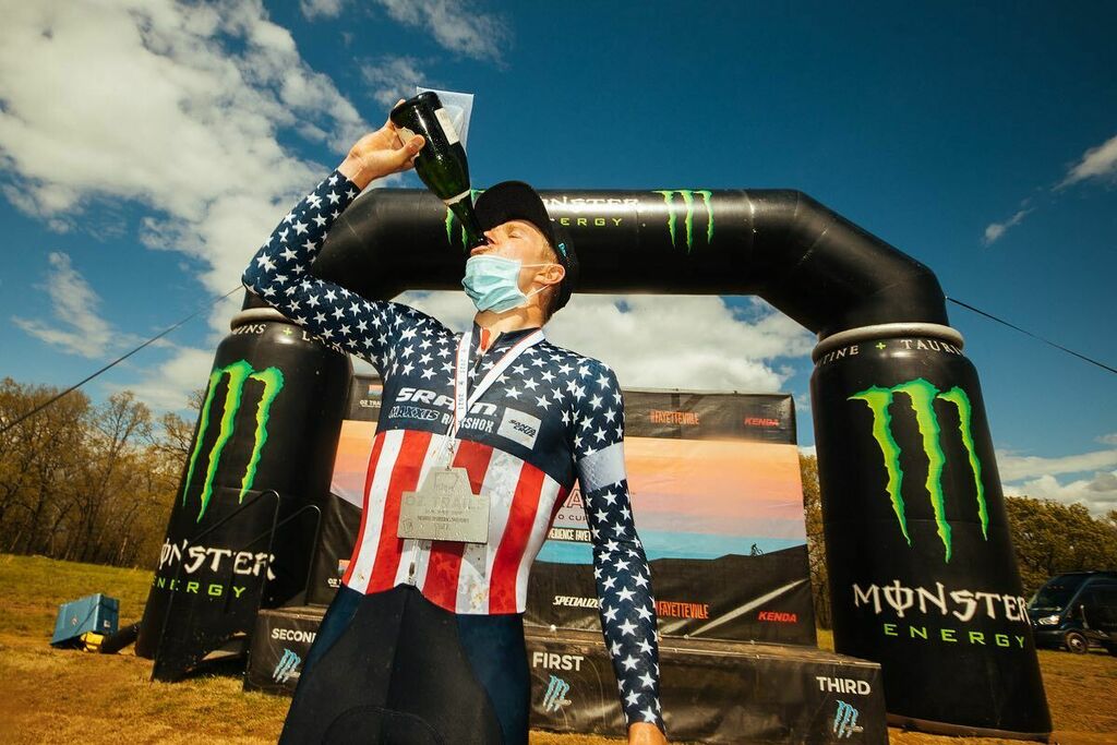 Keegels99's tweet photo. 2021 was definitely one to remember! Cheers to everyone who helped make it awesome 🤘🏻
Here is to an even better 2022 with the @santacruzbicycles #htsqd 🥂

#santacruzbikes #monsterhydro #srammtb #rapha #reservewheels  #maxxistires #newyear #2022 #mtb … https://t.co/cQX8rUt9oE https://t.co/AC2BIvqoqK