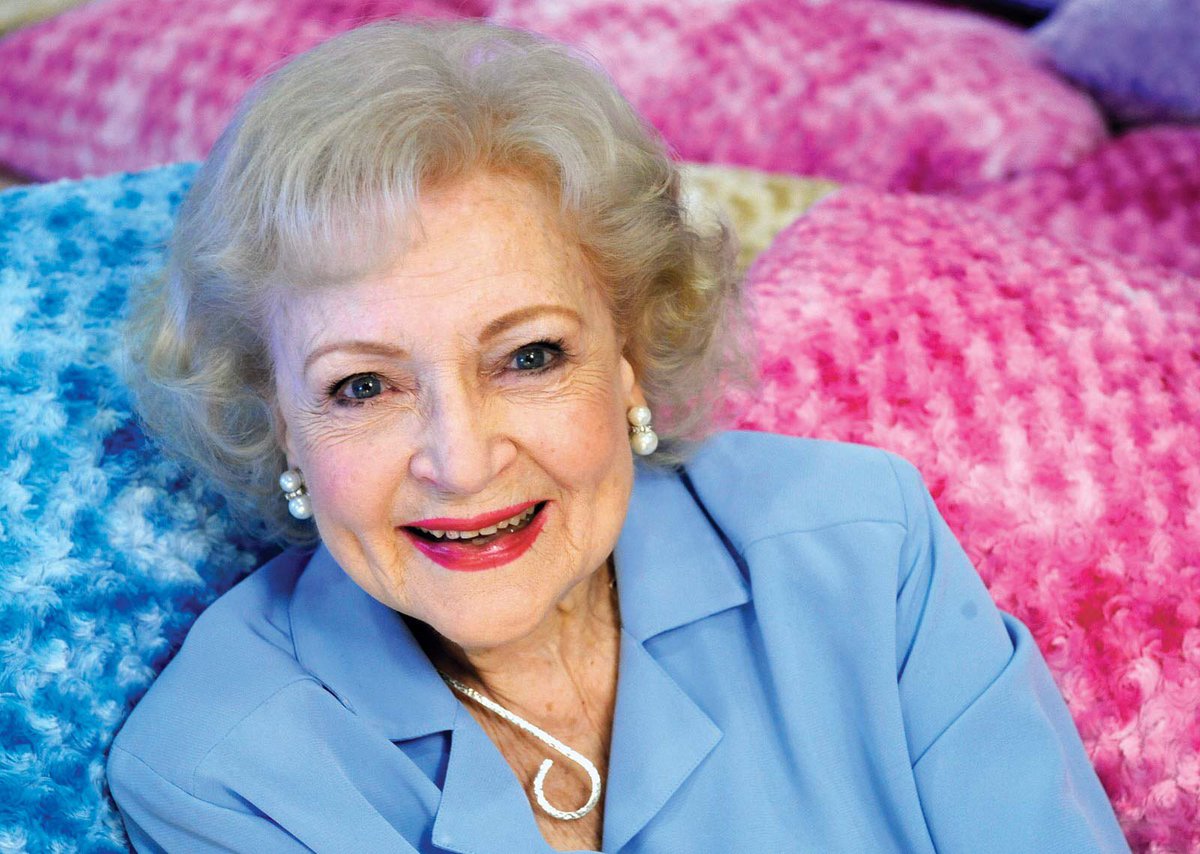 Miss_Bertany's tweet photo. R.I.P. Betty White 😭💔Thank you for being our friend 💞#BettyWhite https://t.co/IAARo2ZuBB