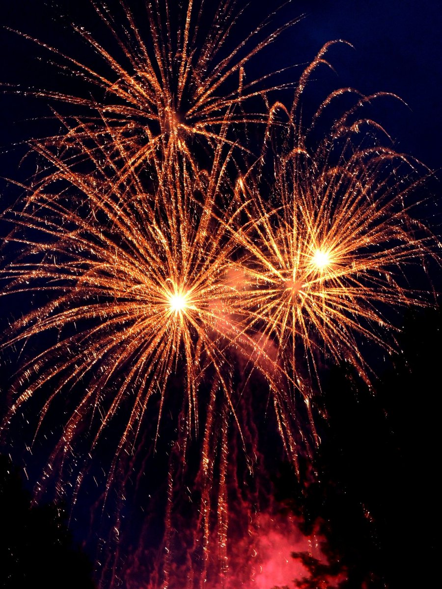 paddo013's tweet photo. Wishing everyone a happy new year! ❤ #HAPPYNEWYEAR #NewYear2022 https://t.co/tmkMH5Z2UN