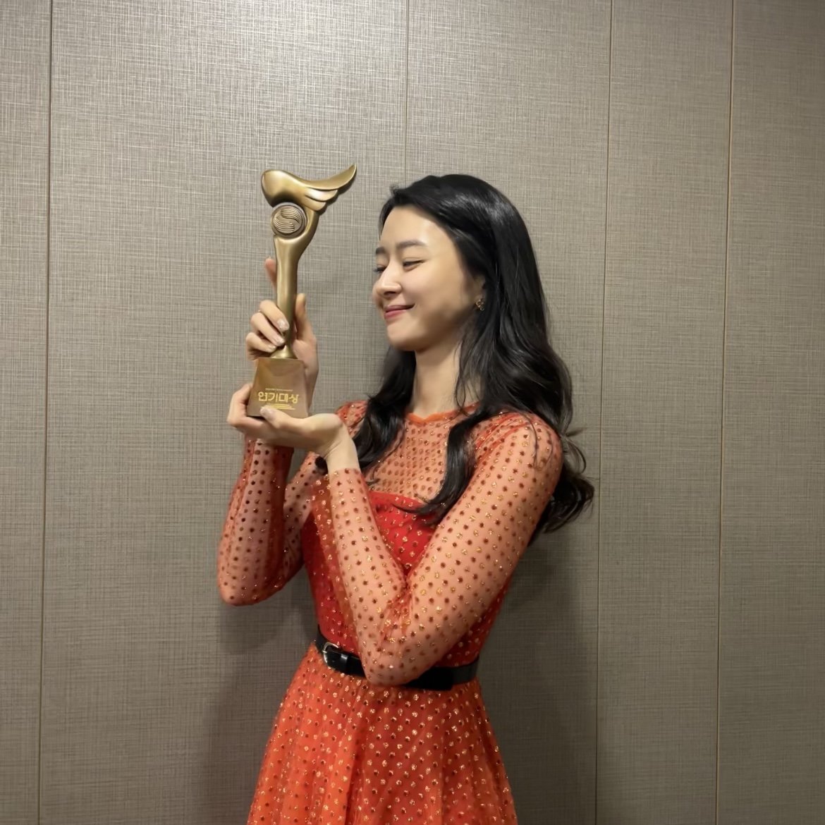 kwonnaraosua's tweet photo. i stan the right person y'all ๐ฅบ๐
congratulations again for winning the award! you truly deserve it! ๐๐
i couldnt more prouder. we love you so much kwon nara eonnie~ @.@ ๐ฅบ๐ญ๐ #kwonnara #royalsecretagent #hongdain https://t.co/kxN09bt2yW