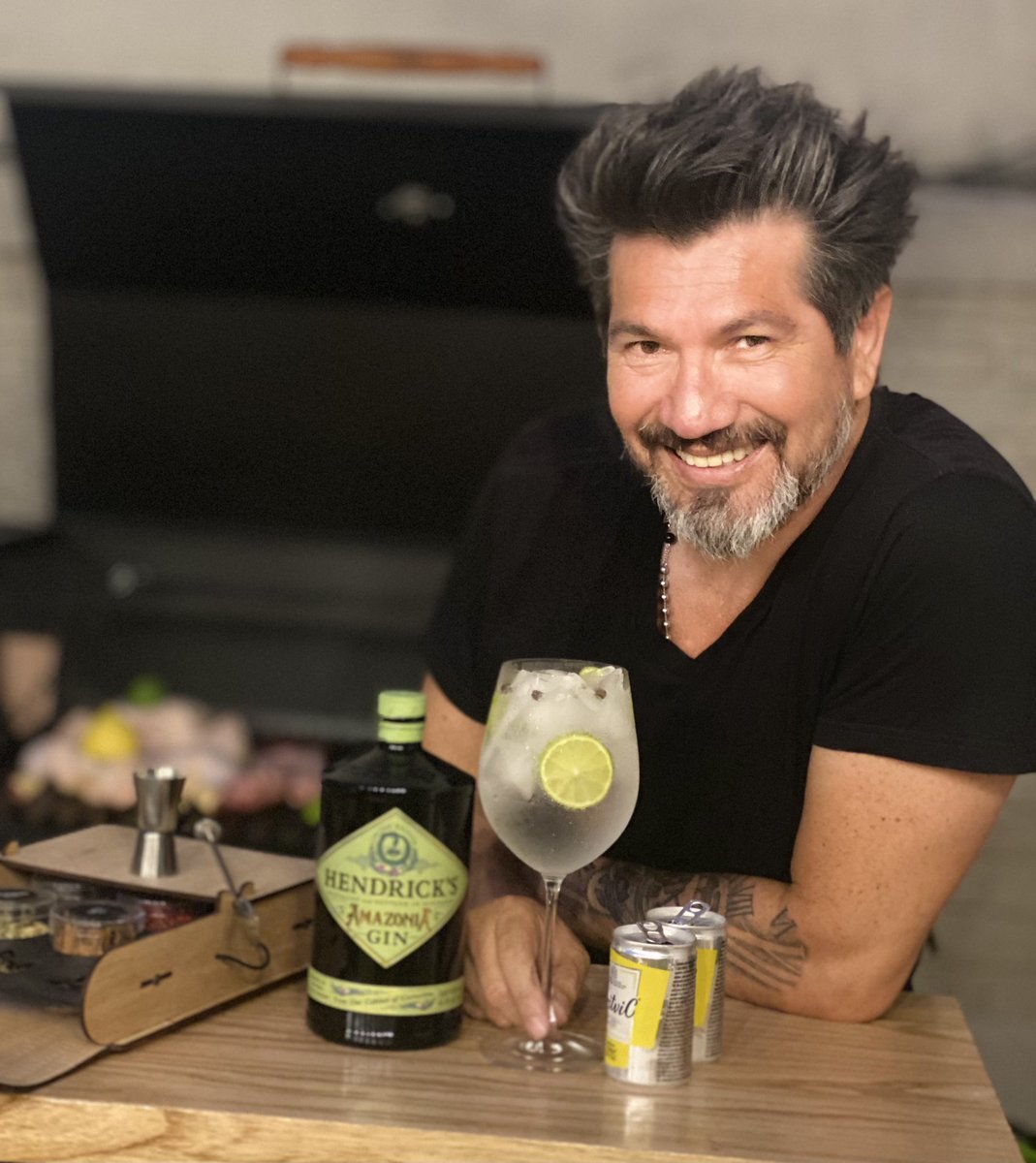 duqueblanco10's tweet photo. Che, no es un buen momento para ir preparando un buen #GinTonic?,que marca usan ustedes y cómo lo preparan? yo uso #HendricksAmazonia y #tónica #Britvic y unas rodajes de lima, muuucho hielo. https://t.co/5HW67AEuY1