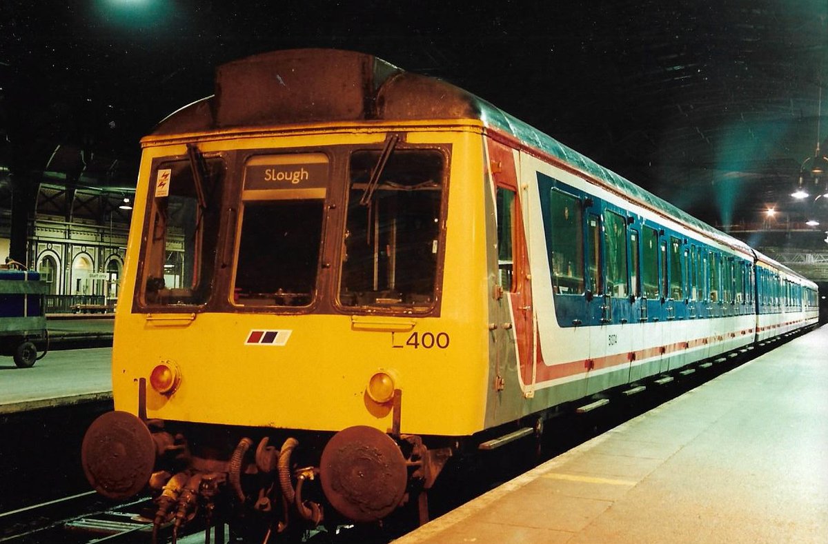 SalopianLyne's tweet photo. London Paddington Station 16th May 1992
British Rail Reading Depot's Pressed Steel Class 117 3-Car DMU set L400 51374+59484+51332 in Network South East livery with Slough on the destination blind.
#London #Paddington #BritishRail #Class117 #DMU #NetworkSouthEast #trainspotting π€ https://t.co/X8CaBiky1v