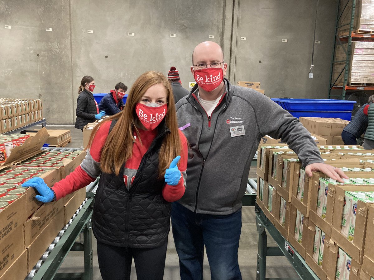 Heme Pharmacist Jessica Loborec and Admin Derek West with @StudentLifeOSU at the @LAFoodBank .  Prepared over 2,000 meals for the Los Angeles community! #buckeyesgive @OSUWexMed @OSUCCC_James