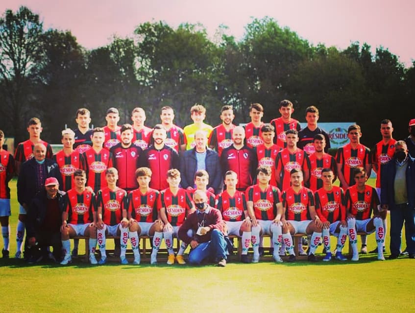 Remata un 2021 de novo atípico, pero  cheo de cambios e aprendizaxes que nos permitiron seguir medrando e disfrutando do camiño.

E agardamos ó novo ano do mesmo xeito, porque deso se trata: "O mellor momento sempre é hoxe".

Saúde, rodéense das persoas adecuadas e a polo 2022💪