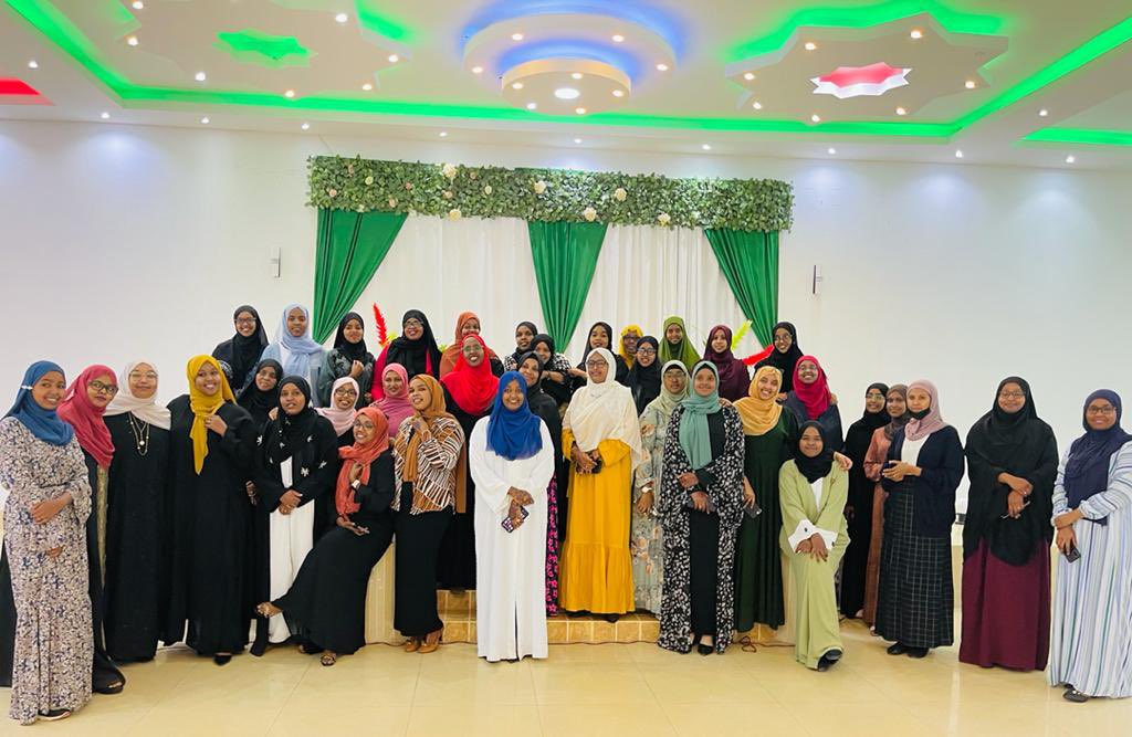 amuun_qawdhan's tweet photo. Kullan sanadeedka Madasha akhriska hablaha ee @ForumXog ayaa manta ka qabsoomay magalada Hargaysa. Waxaan bulsho badan tusnay, tusaynaa oo tusi doonaa akhriska iyo isku xidhka haweenku in samaynteeda leedahay.
    Halku dhiga sanadka“INTAAD AKHRIDAA INTIFAACSATAA”.
#2022NewYear https://t.co/qfpshRDxqB