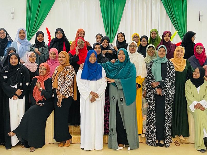 amuun_qawdhan's tweet photo. Kullan sanadeedka Madasha akhriska hablaha ee @ForumXog ayaa manta ka qabsoomay magalada Hargaysa. Waxaan bulsho badan tusnay, tusaynaa oo tusi doonaa akhriska iyo isku xidhka haweenku in samaynteeda leedahay.
    Halku dhiga sanadka“INTAAD AKHRIDAA INTIFAACSATAA”.
#2022NewYear https://t.co/qfpshRDxqB