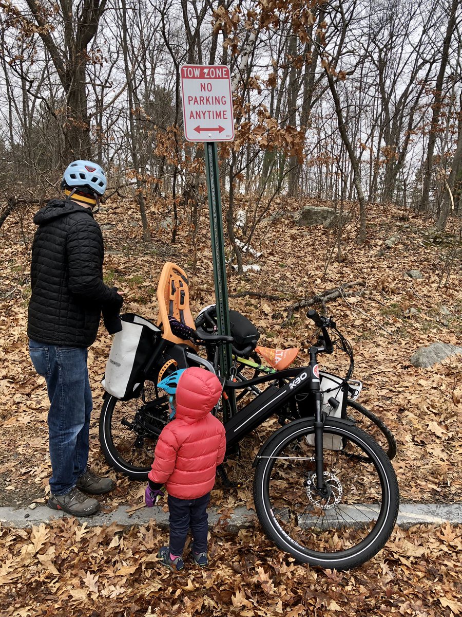MultiModalMom's tweet photo. There’s zero #bikeparking at the #middlesexfells trailsheads east of 93 @MassDCR https://t.co/dzeqoxmiwT
