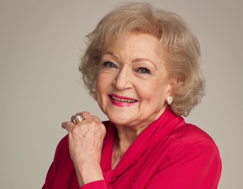 brokeangeI's tweet photo. Rest in peace to the absolute beauty that we didn’t deserve, Betty White❤️ https://t.co/x2hwy4wzhv