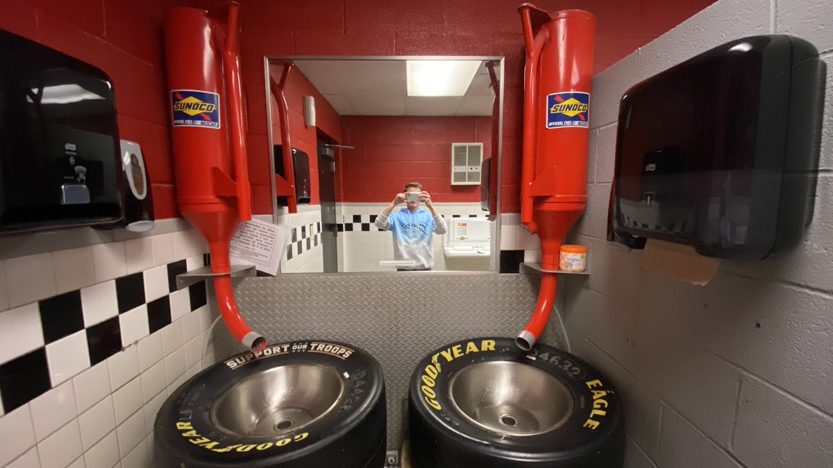 ItsMichaelCarey's tweet photo. THE BATHROOM IS DOPE https://t.co/5Db0WQwtBY