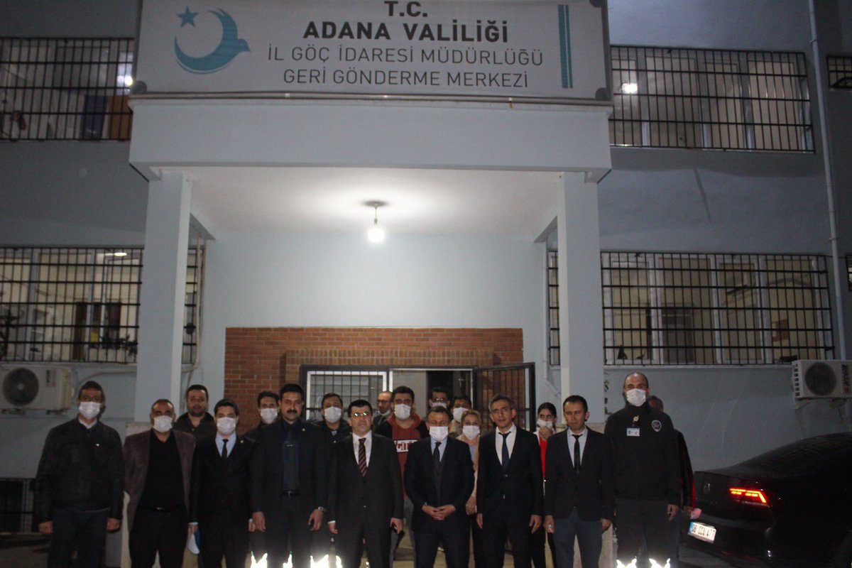 AkhnMst's tweet photo. Göç İdaresi Başkanımız Sayın Dr.Savaş ÜNLÜ ve Vali Yardımcımız Sayın Adem ASLAN yeni yıl temennileriyle birlikte Geri Gönderme Merkezimizi ve bu gece görevleri başında olan personellerimizi ziyaret ettiler. https://t.co/xtKTAtB7Yq