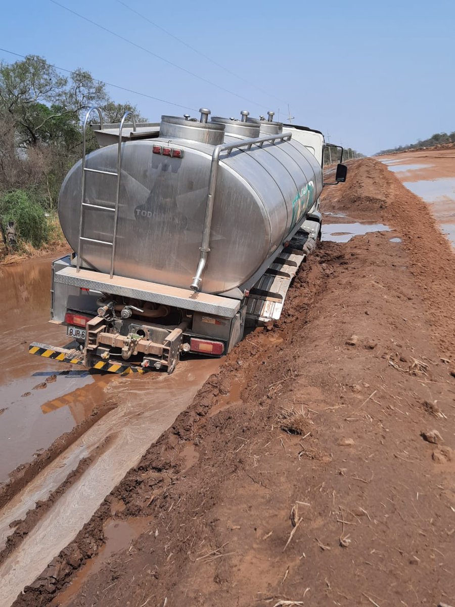 RutaDeLaLechePy's tweet photo. Estas imágenes serán cosa del pasado una vez culminada la obra de la"Ruta de la Leche".
Agradecidos a Dios por este año que se va, agradecidos por este nuevo año que comienza y convencidos de que nunca más, habremos de transitar sobre la leche derramada.
@el_BID @mopcparaguay https://t.co/8jEOU56EkU
