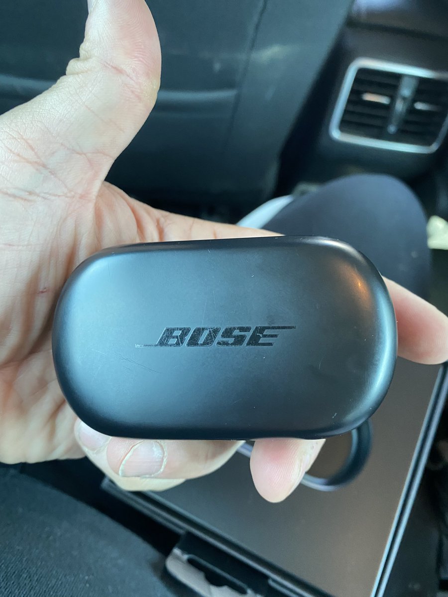 Amigos cuidado cuando compren en <a href="/iShop_Mixup/">iShop Mixup</a> hace un par de días compré unos audífonos en plaza Averanda Cuernavaca y no sirve un auricular, hoy fui y no me quieren dar garantía en tienda, ayudenme con un RT y para que no pase igual a los demás y mejor compren directo. <a href="/Profeco/">Profeco</a>