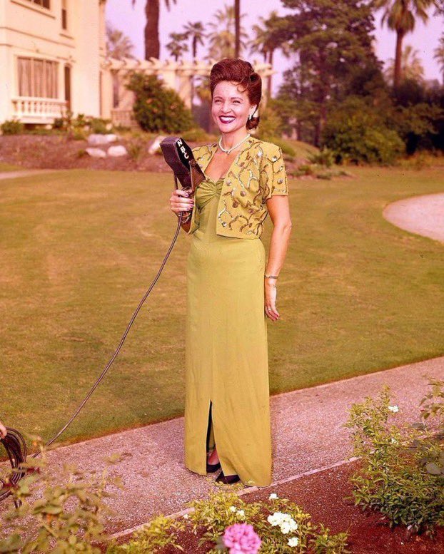 espofootball's tweet photo. Sad to here #OTD #BettyWhite (Betty Marion White Ludden) RIP dies at the age of 99. Actress, comedian, pioneer of early TV for over 9 decades; such as 1973-77 The Mary Tyler Moore Show, 1985-92 The Golden Girls, 2010-15 Hot in Cleveland which I had the privilege of seeing live https://t.co/F4wRZiYp2L