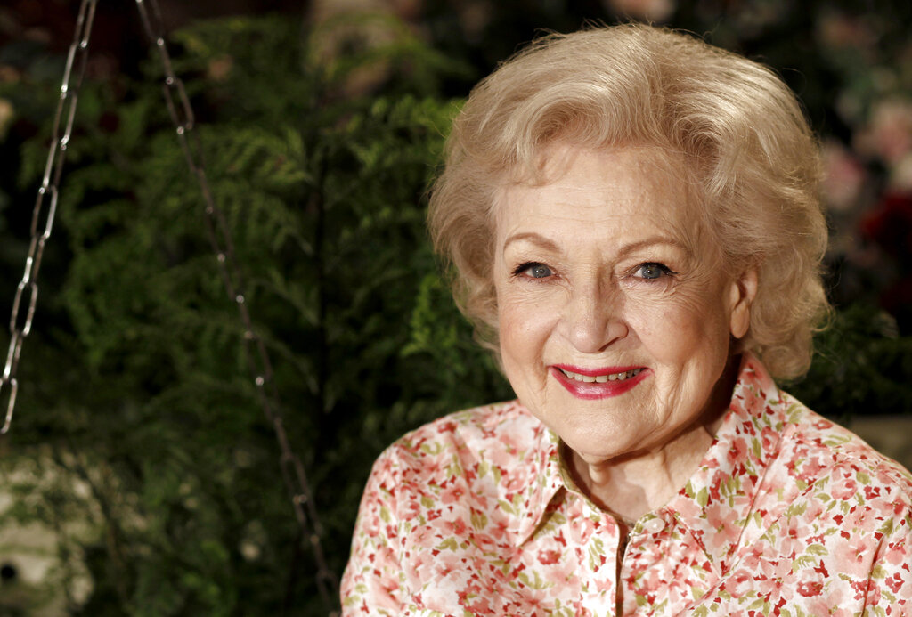 SentinelMagColo's tweet image. Betty White dies at 99, a major ending for 2021

 ow.ly/oTaa50HlqK2

#BettyWhite