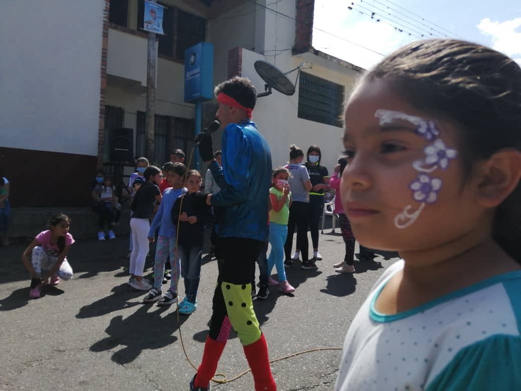 VivaFrontera's tweet photo. Cierran año en #Delicias por 5to año consecutivo con actividad infantil repleta de #tradiciones, actividades #culturales, recreativas, pinta cáritas y la entrega de más de 500 #regalos a los niños y niñas del municipio Rafael Urdaneta.
#AñoVictoriosoYDePaz #Frontera #FronteraViva https://t.co/EF2ejDnZZs