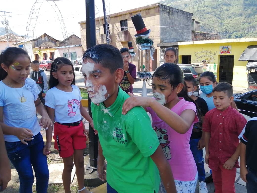 VivaFrontera's tweet photo. Cierran año en #Delicias por 5to año consecutivo con actividad infantil repleta de #tradiciones, actividades #culturales, recreativas, pinta cáritas y la entrega de más de 500 #regalos a los niños y niñas del municipio Rafael Urdaneta.
#AñoVictoriosoYDePaz #Frontera #FronteraViva https://t.co/EF2ejDnZZs
