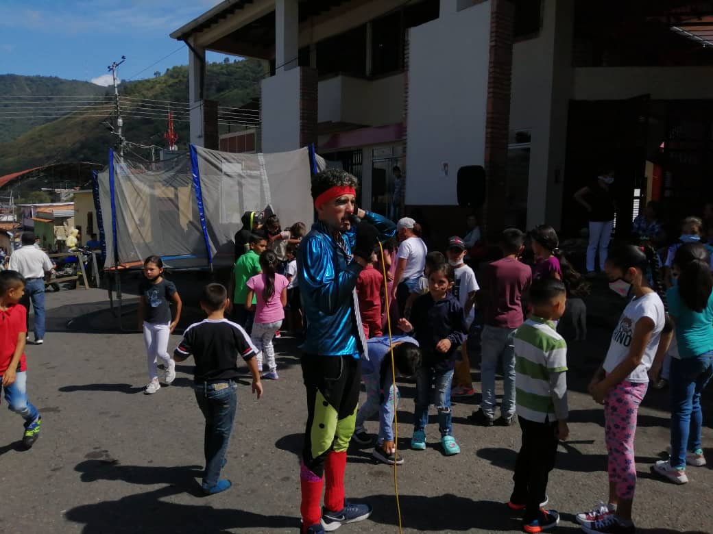 VivaFrontera's tweet photo. Cierran año en #Delicias por 5to año consecutivo con actividad infantil repleta de #tradiciones, actividades #culturales, recreativas, pinta cáritas y la entrega de más de 500 #regalos a los niños y niñas del municipio Rafael Urdaneta.
#AñoVictoriosoYDePaz #Frontera #FronteraViva https://t.co/EF2ejDnZZs