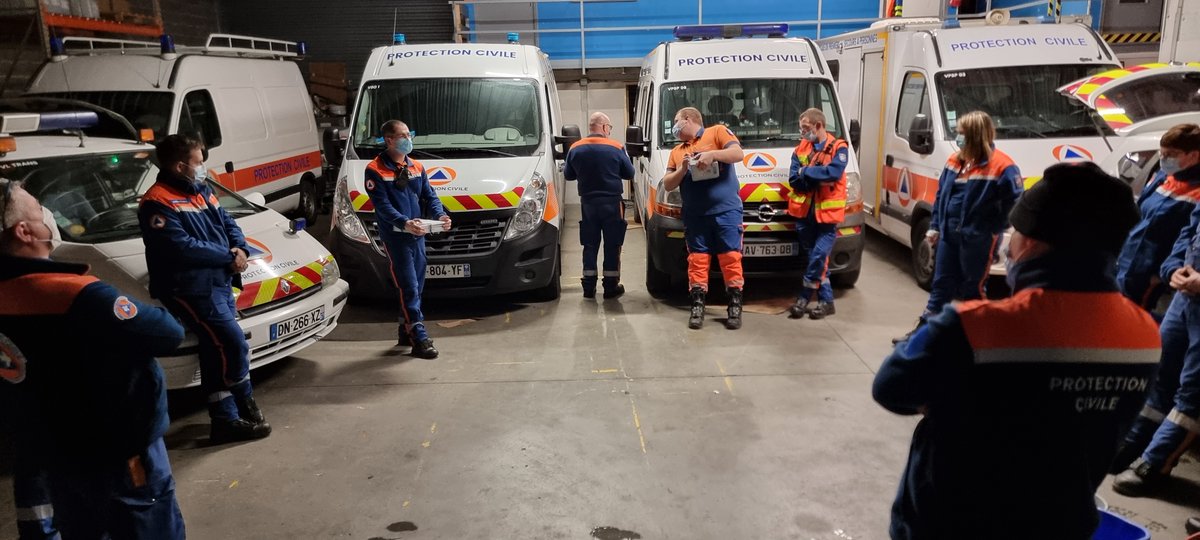 adpc67's tweet photo. En cette nuit de la St Sylvestre, ce sont 3️⃣2️⃣ bénévoles de la Protection Civile du Bas-Rhin qui seront sur le terrain pour secourir et porter assistance aux populations avec 1️⃣0️⃣ véhicules mobilisés.
#Alsace #BasRhin #Strasbourg #Schiltigheim
#SAMU67 https://t.co/BKcP38vg6d