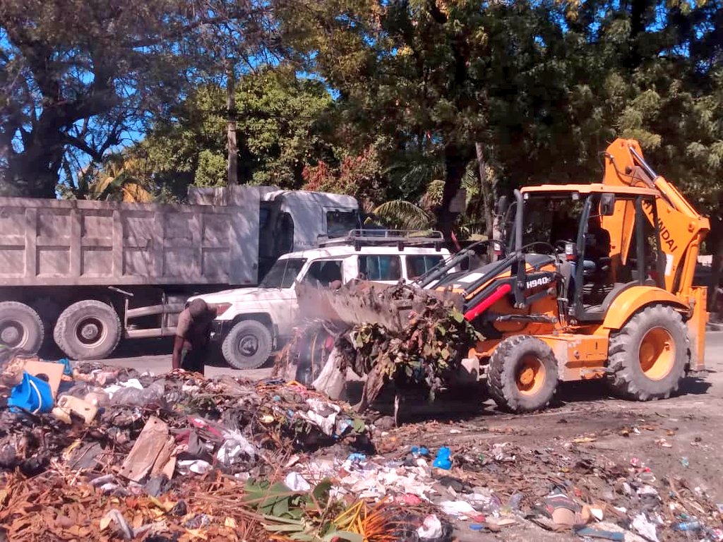 Nou se yon pèp fyè, yon pèp pwòp. Nou pa ka louvri yon lòt lane nan fatra. Se pou sa, Lameri pa chome 31 desanm lan, lap kontinye ranmase fatra nan tout lari. Nou menm sitwayen, pa kontinye jete fatra nan lari a. Se fèt, ann fè fèt la bèl nan lapwòpte. #NwèlSanFatra <a href="/PervilJean/">Pervil Jean Wesnel Edrouine</a>