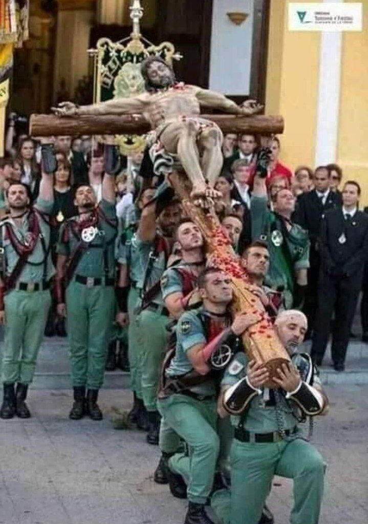 يقولون أننا أمة ضحكت من جهلها الأمم، قلنا مهما جهلنا لن نصل إلى جهل من يعتقد أن ابن الرب قتل من أجلهم، تعالى الله عما يقولون علوا كبيرا.