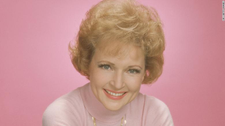 CNNEE's tweet photo. Betty White, ícono de la televisión y el cine que recordaremos por producciones como "The Golden Girls," "Boston Legal" y "Hot in Cleveland", falleció este viernes. Estaba a unas semanas de cumplir 100 años. Aquí, un repaso a su carrera
https://t.co/GdXzSGBJOc https://t.co/7J5X7Vwqq4