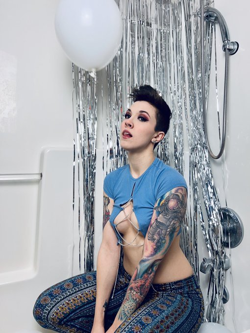 cheers 🥂 https://t.co/FHXowMGG4Y<a href="/tag/twitchcon2022"class="tags"><span>#twitchcon2022</span></a>