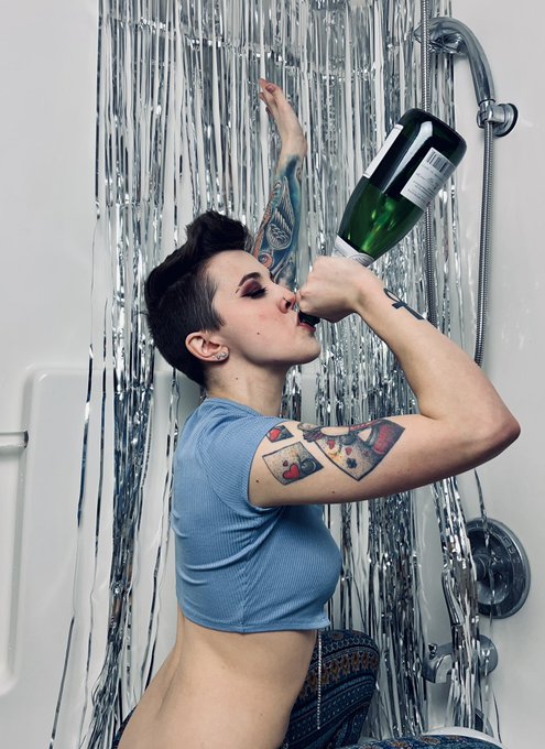 cheers 🥂 https://t.co/FHXowMGG4Y<a href="/tag/twitchcon2022"class="tags"><span>#twitchcon2022</span></a>