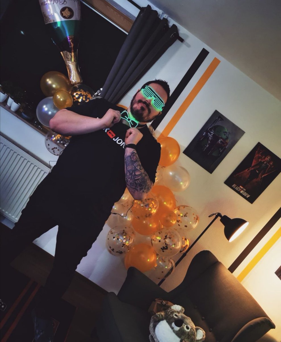 rabe_tv's tweet photo. SILVESTERPARTY 2021/2022 🎧
#schwarzerrabetv #rabencrew #live #twitch #djstream #music #party #fun #letsdoittoit #aufgehts https://t.co/dd5Fm85YG0