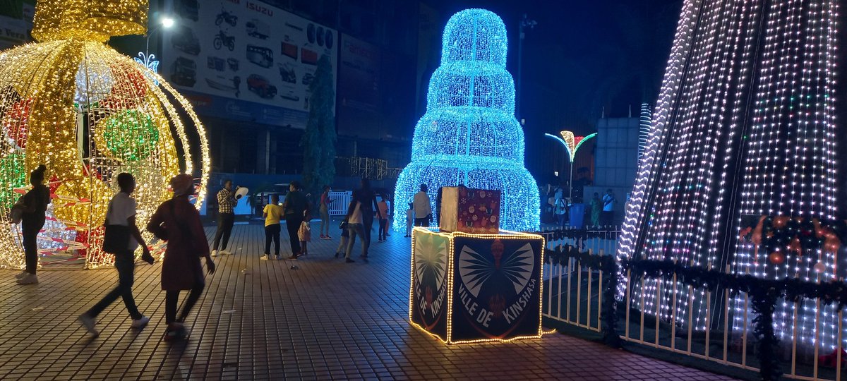 olitoMUKINZI0's tweet photo. #Kinshasa 31 décembre, place de la gare... Pas mal comme initiative. #KinByNight https://t.co/wIJiJIkb4s