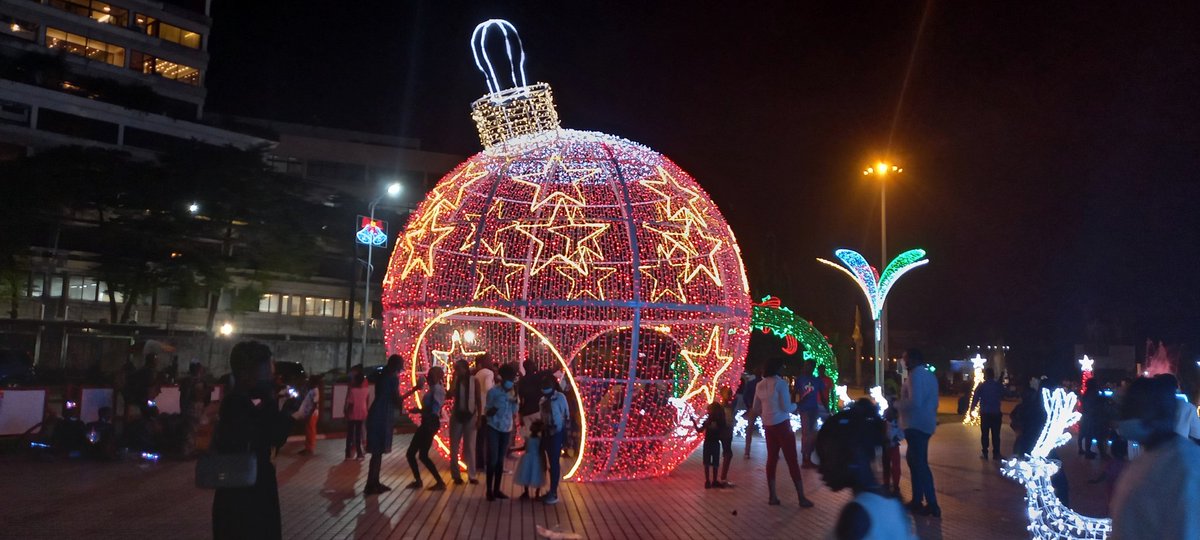 olitoMUKINZI0's tweet photo. #Kinshasa 31 décembre, place de la gare... Pas mal comme initiative. #KinByNight https://t.co/wIJiJIkb4s