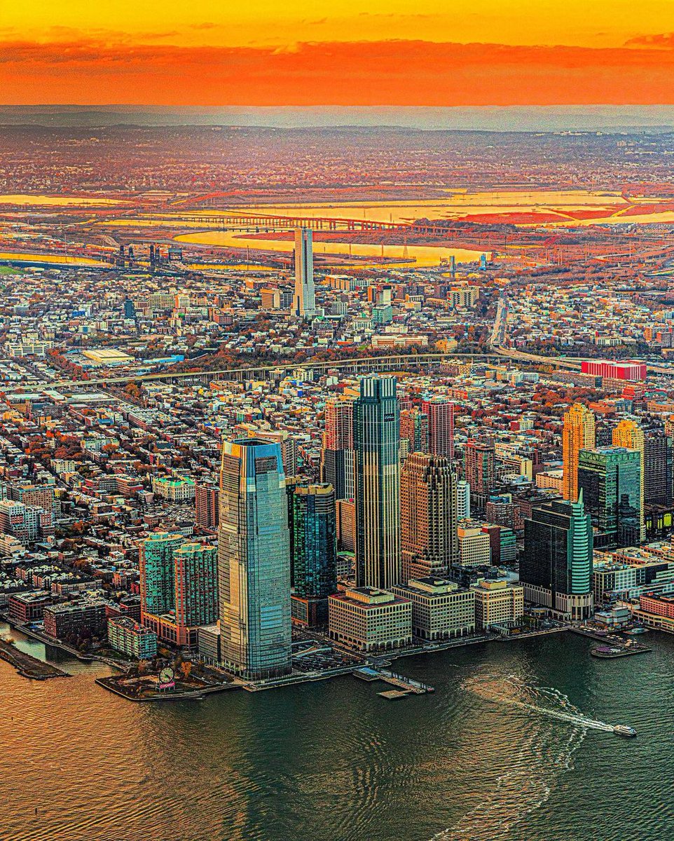 Bringing 2021 to a close with a beautiful sunset over #JerseyCity. 🌇 There’s no other community we would want to ring in the new year with. 
📸: jerseyphotographer