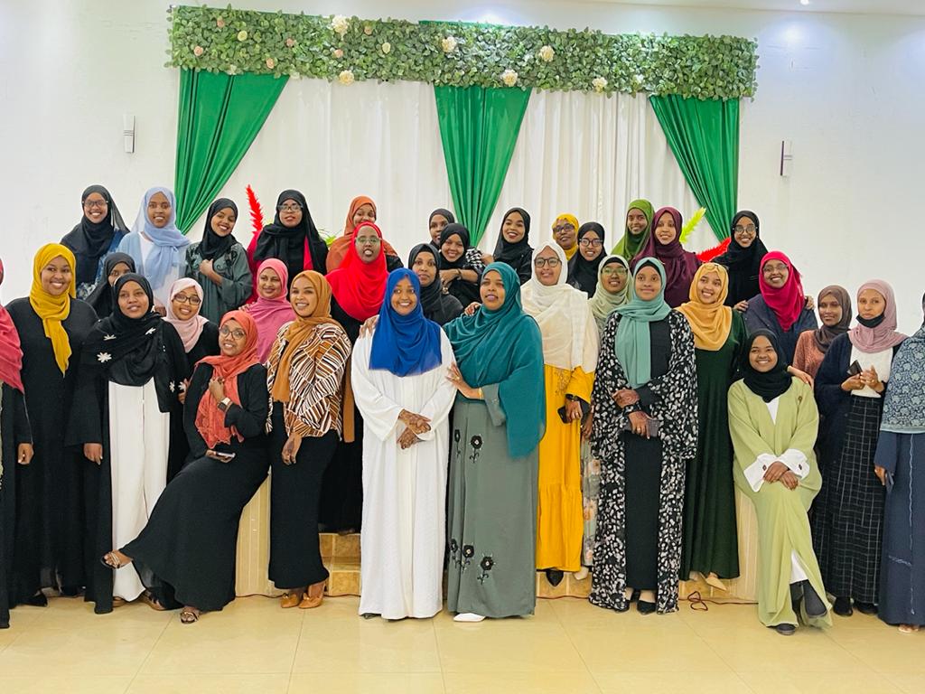 ForumXog's tweet photo. Waxa si farxadle kuso dhamaday kulan sanadedka madasha Xog-wadaag oo sanadkasta dabayaqadiisa la qabto, sanadka oo halku dhigisu aha #INTAADAKHRIDAAINTIFAACSATAA waxa laysku weydarsaday afkaar, muxaadiro, duco, buug, soojedino cafimaad iyo madadaaloyinba.@BahjaDualle @zainnoted https://t.co/yM9B9Hitv4
