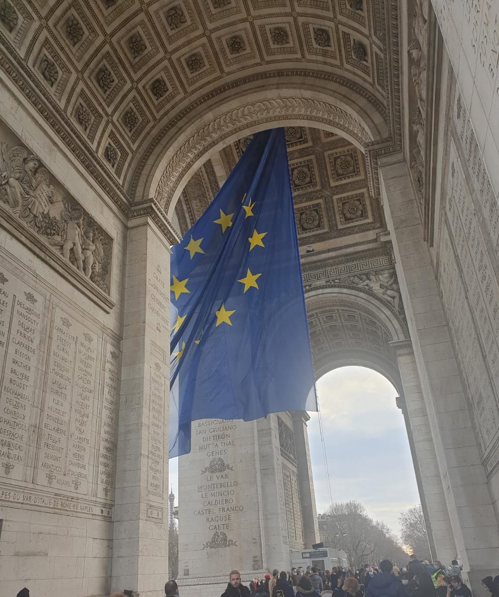 OuchikhKarim's tweet photo. Le soldat inconnu est mort pour aucune autre cause que celle de la France. 
Sa dépouille est sacrée.
Tout à l’euphorie de ses vœux hors-sol, Macron oublie qu’il doit d’abord servir le peuple français.
Je l’invite à redéployer le drapeau tricolore sous l’Arc de triomphe.
Vite ! https://t.co/glsI1kBOOs