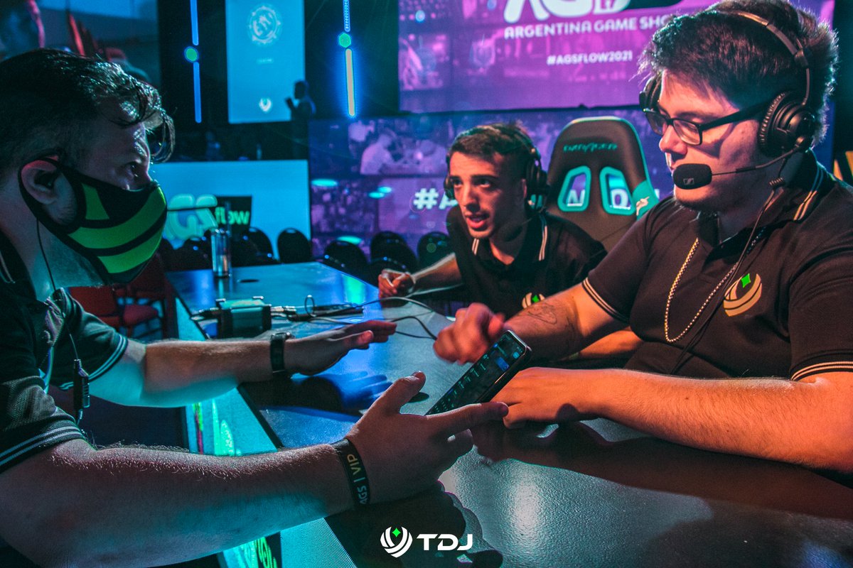 TemporadaJuegos's tweet image. Finaliza un año lleno de emociones, donde dejaremos atrás lo malo, y lo mejor nos quedará

Aparece un nuevo año de oportunidades de crecer, aprender, disfrutar y, sobre todo, lleno de lo que nos gusta hacer 🥂

¡De parte de todo el staff les deseamos un excelente comienzo de año!