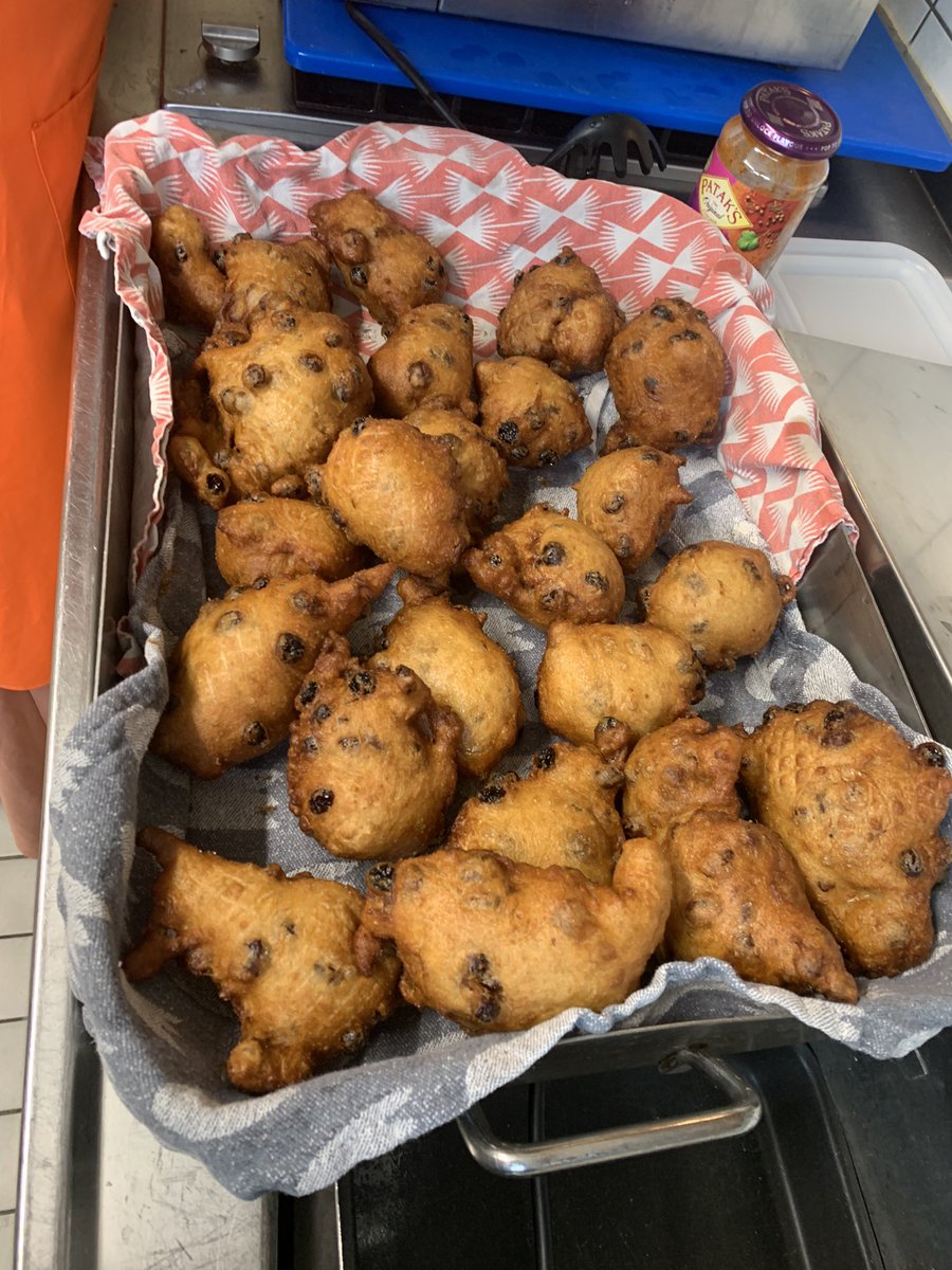 Gezellige dag gehad in #Overvecht met#  #oliebollen actie om eenzame ouderen te verassen .
Veel kletsen maar ook hard werken  met dank aan o.a  <a href="/HindDOCK/">Hind Dhassi</a> #buurtmaaltijden