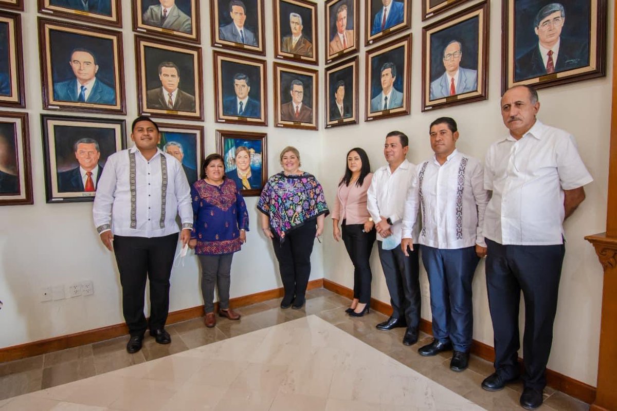 AytoCbaVer's tweet photo. Las y los integrantes de Cabildo participaron del protocolo de colocación del cuadro de la Presidenta Municipal @leticia_landero en la galería principal del Salón Central del Honorable Ayuntamiento de Córdoba. https://t.co/0DHECOFLAb