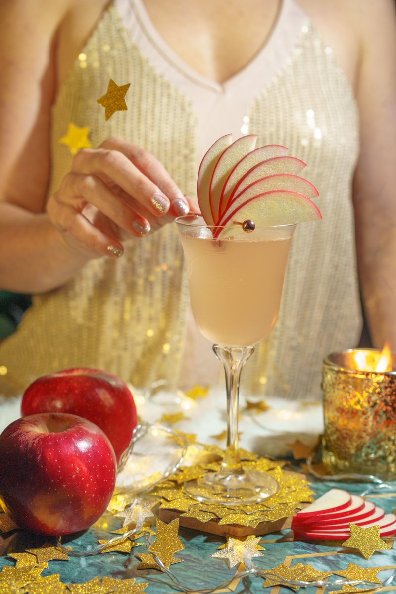 Happy NYE! I have the perfect cocktail to CELEBRATE featuring @snapdragonapple #AD The cocktail I created is a twist on the classic French 75 &amp; to amp up the flavor I decided to make a GORGEOUS syrup using these SUPER Juicy &amp; Sweet Apples.
#SnapDragonApples #AwwSnapApple
