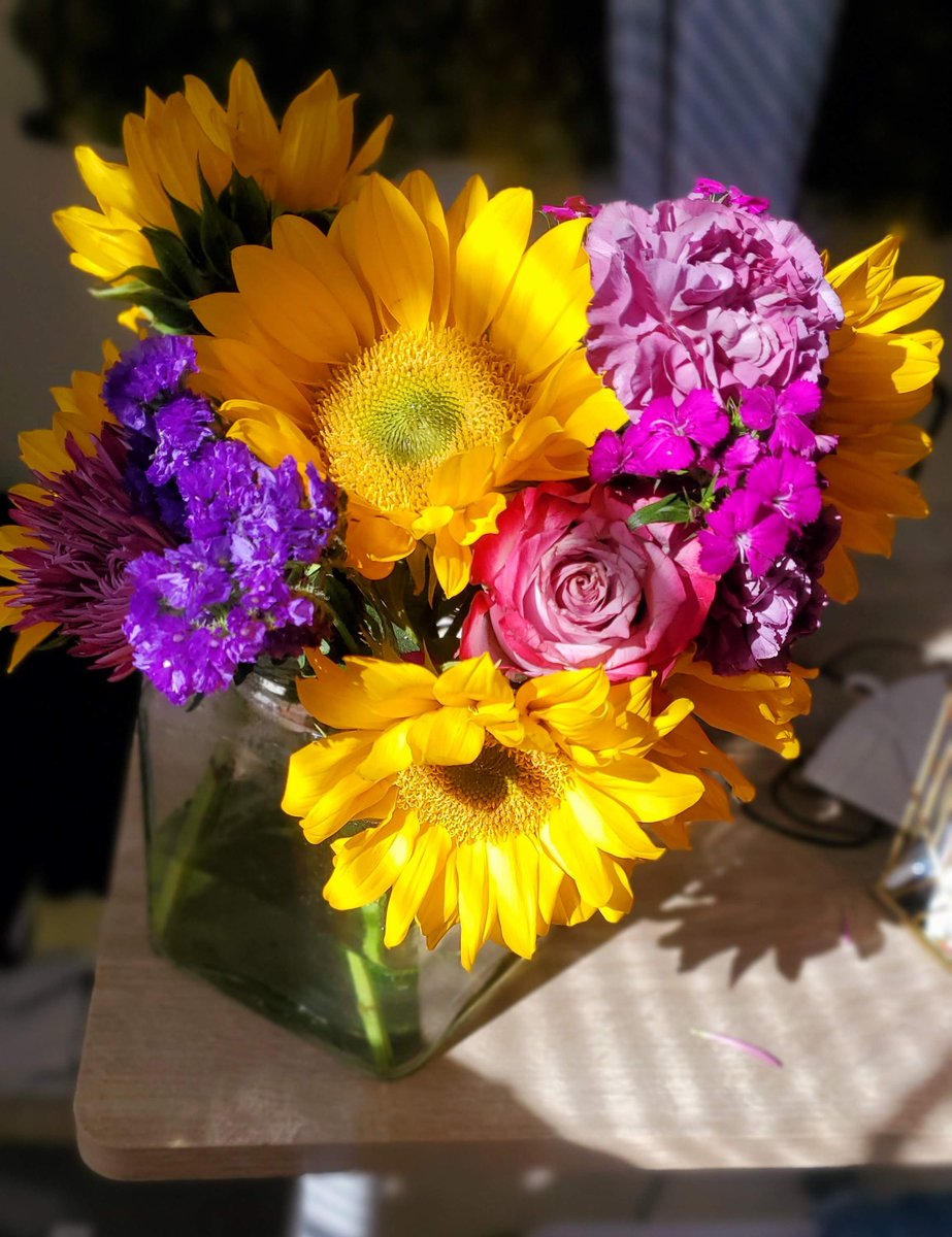 JadeAndwele's tweet photo. Something that brought me a lot of joy this year was the flowers I put on my desk π I love that I tried to share them weekly. I plan to continue in 2022 with #JsDeskFlowers so it is easy to go back and see them all π here are some of my favorites #deskflowers #flowers https://t.co/2lk134LW9e