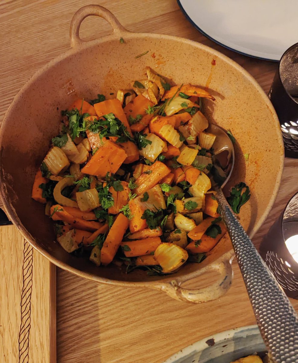 umitkcom's tweet photo. Last meal of 2021 🎆 Black bread &amp; smoked salmon, chilli lamb cutlets with preserved lemon &amp; mint, harissa roasted carrots &amp; fennel, roast potatoes with oregano &amp; feta. All courtesy of @Nigella_Lawson, obvs. I've eaten well this year. ✌️ https://t.co/gaQ7RrHplX