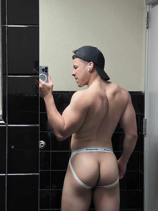 Watch Jarred Z's leaked NSFW photo on TwXstars