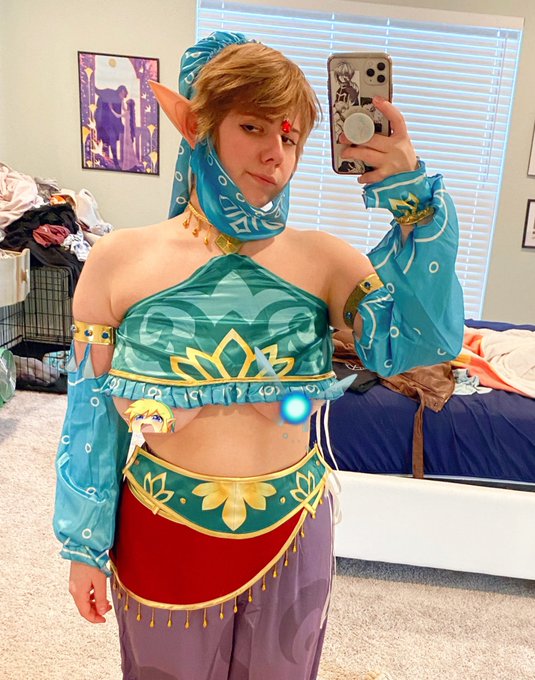 Well it looks like I&rsquo;ll have to wear a bra with the new Link cosplay cuz it fckin&mdash; https://t.co/gE65