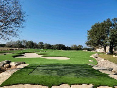 Ended the year STRONG 💪🏼 100,000 SQ FT MONSTER in Austin TX 12K tons base 
150 tons white bunker
9,000 SF main green
2,500 SF practice green
tee boxes, chipping areas 425’ running creek
(15) 35’+ live oaks planted #redefiningprivategolf ⛳️