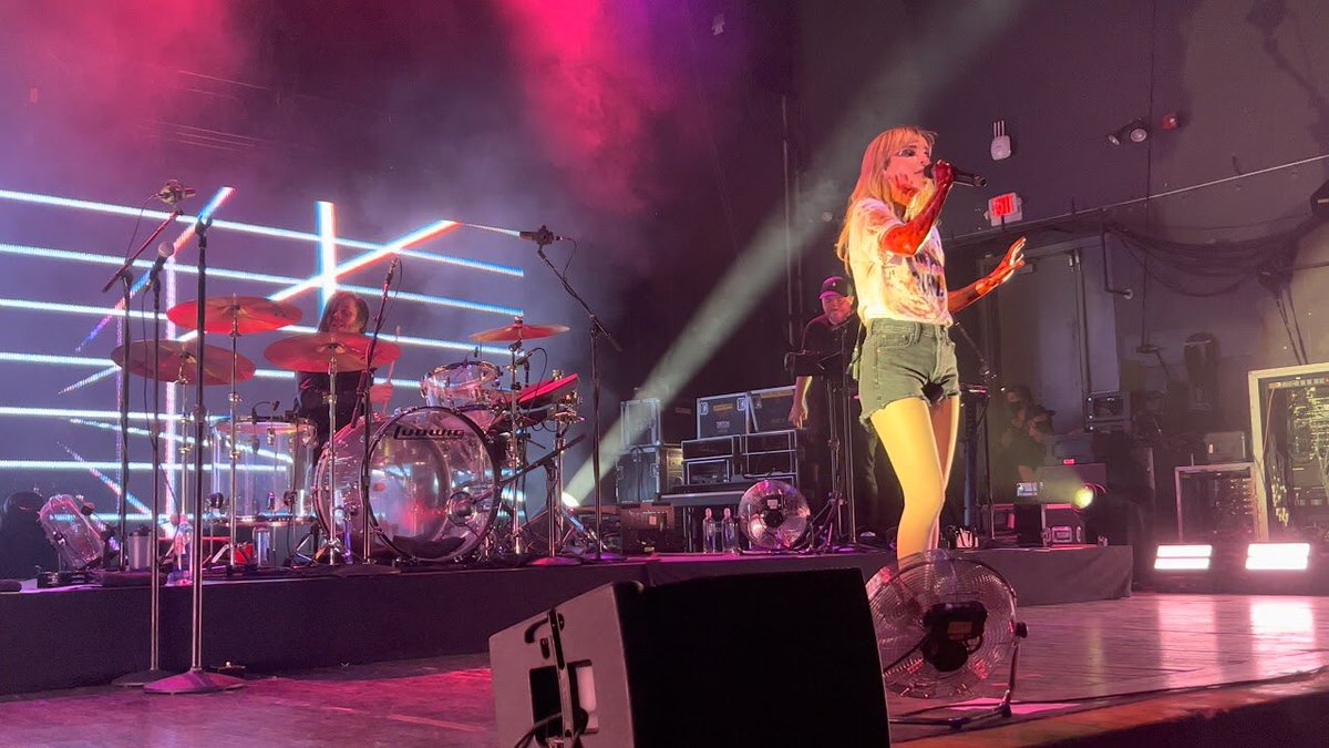VaderJaws's tweet photo. In honor of the (not Bitter) End
to #CHVRCHES ’ 1st leg of their
#ScreenViolence Tour, & all of
@AvKv85’s HD vids from most
shows, here’s a thread of song
links in (typical) playlist order!
🎤 Mother We Share 📝 16 of 17
📍 #ExpressLive - 11/20/2021
📺 https://t.co/KZEnqgU9c5 https://t.co/z0PHUQNAT6